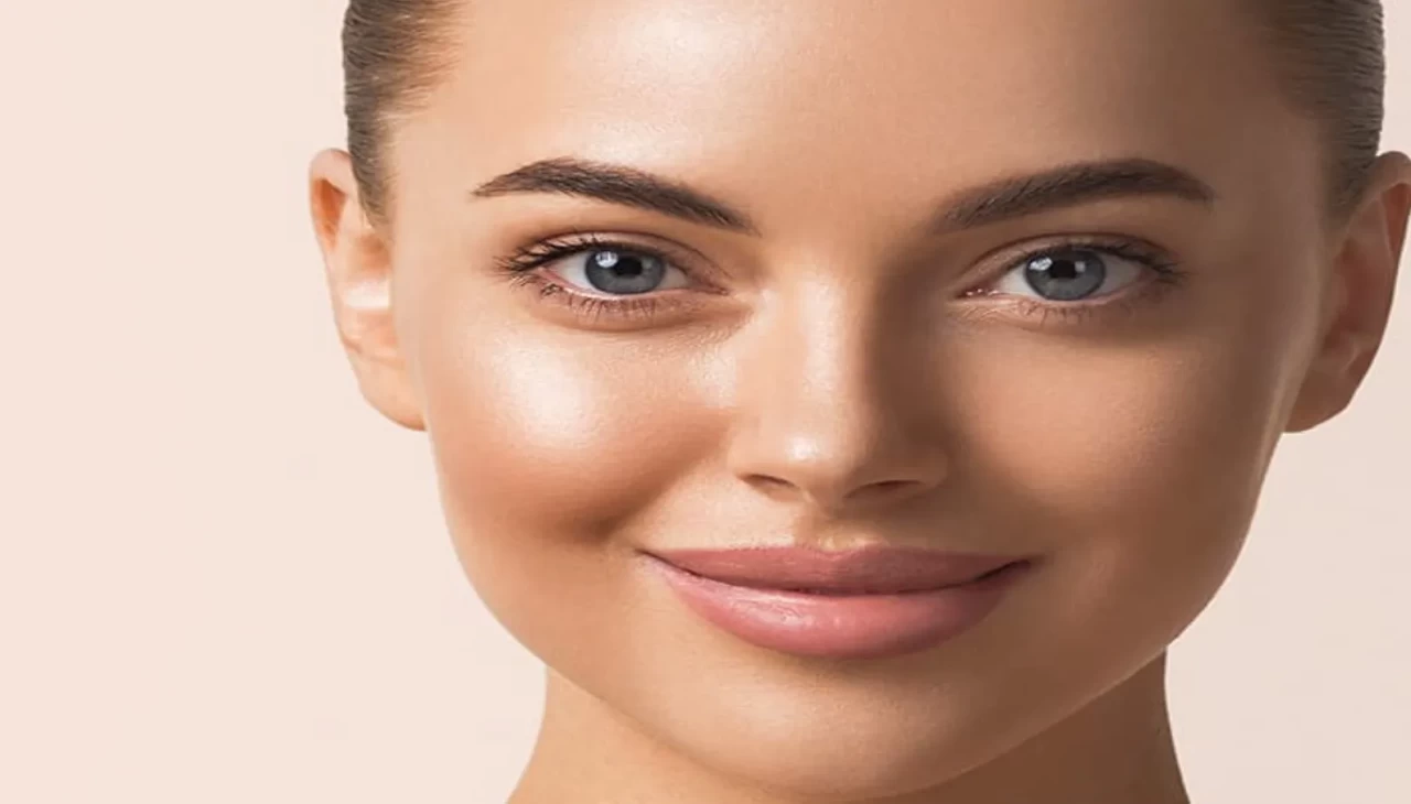 Gündelik makyajda devrim gibi adım! Bu küçük formül, yüzü bir anda ışıldatıyor