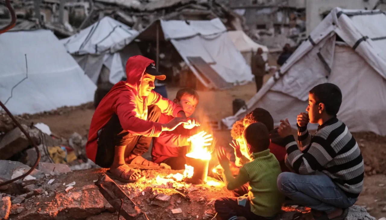 Gazze’de soğukla mücadele: Bureyc kampındaki aile hayatta kalma savaşı veriyor