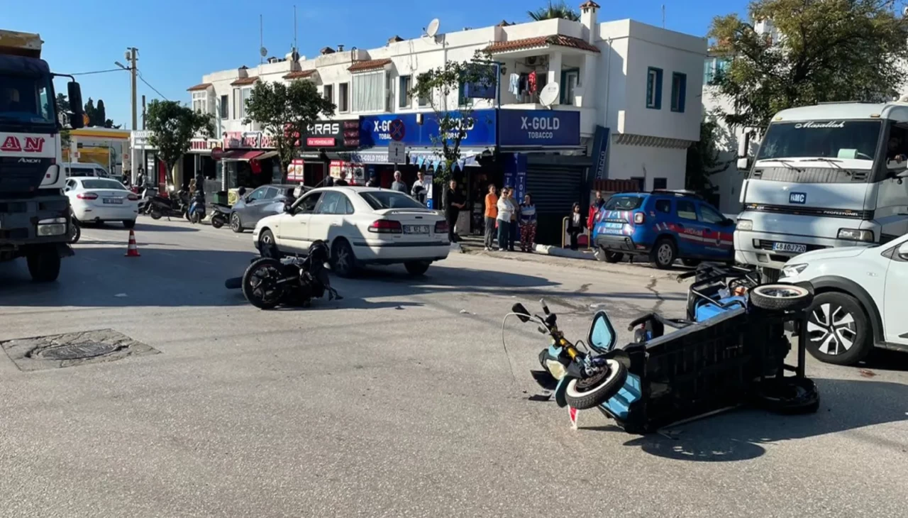 3 tekerlekli bisikletle motosiklet çarpıştı!