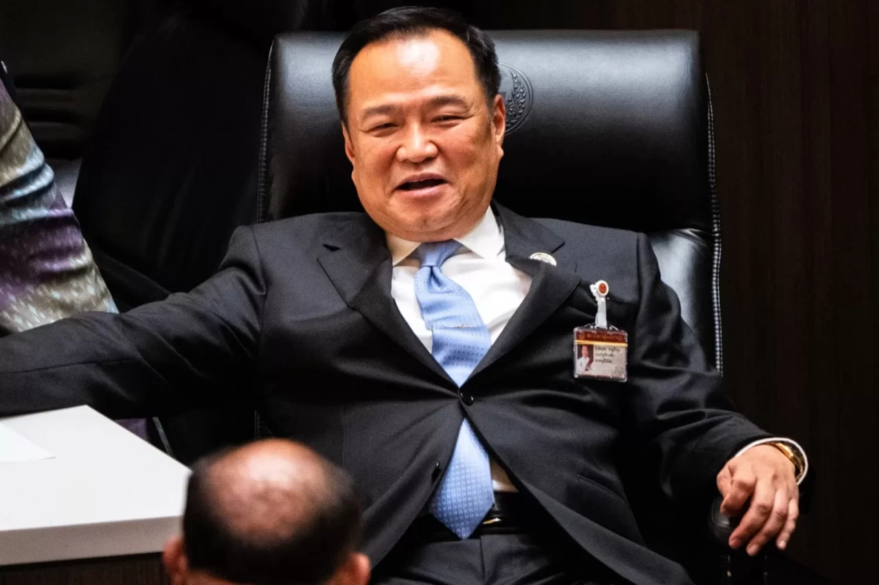 Tayland'da siyasi ve askeri kriz büyürken erken seçim kararı geldi