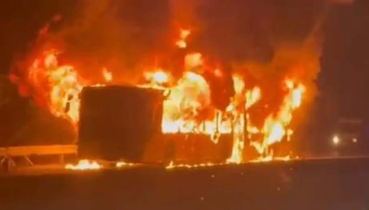 Arnavutköy’de İETT otobüsü alev alev yandı