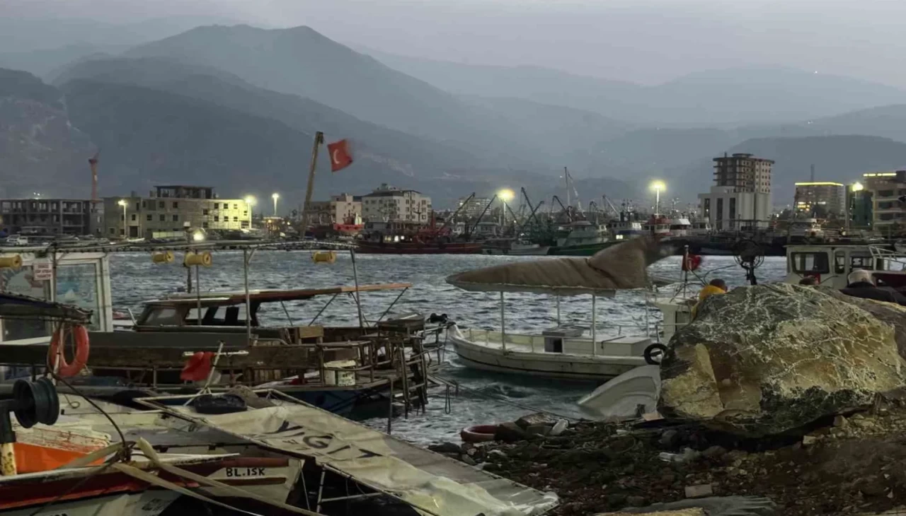 Hatay’da balıkçı barınağı savaş alanına döndü
