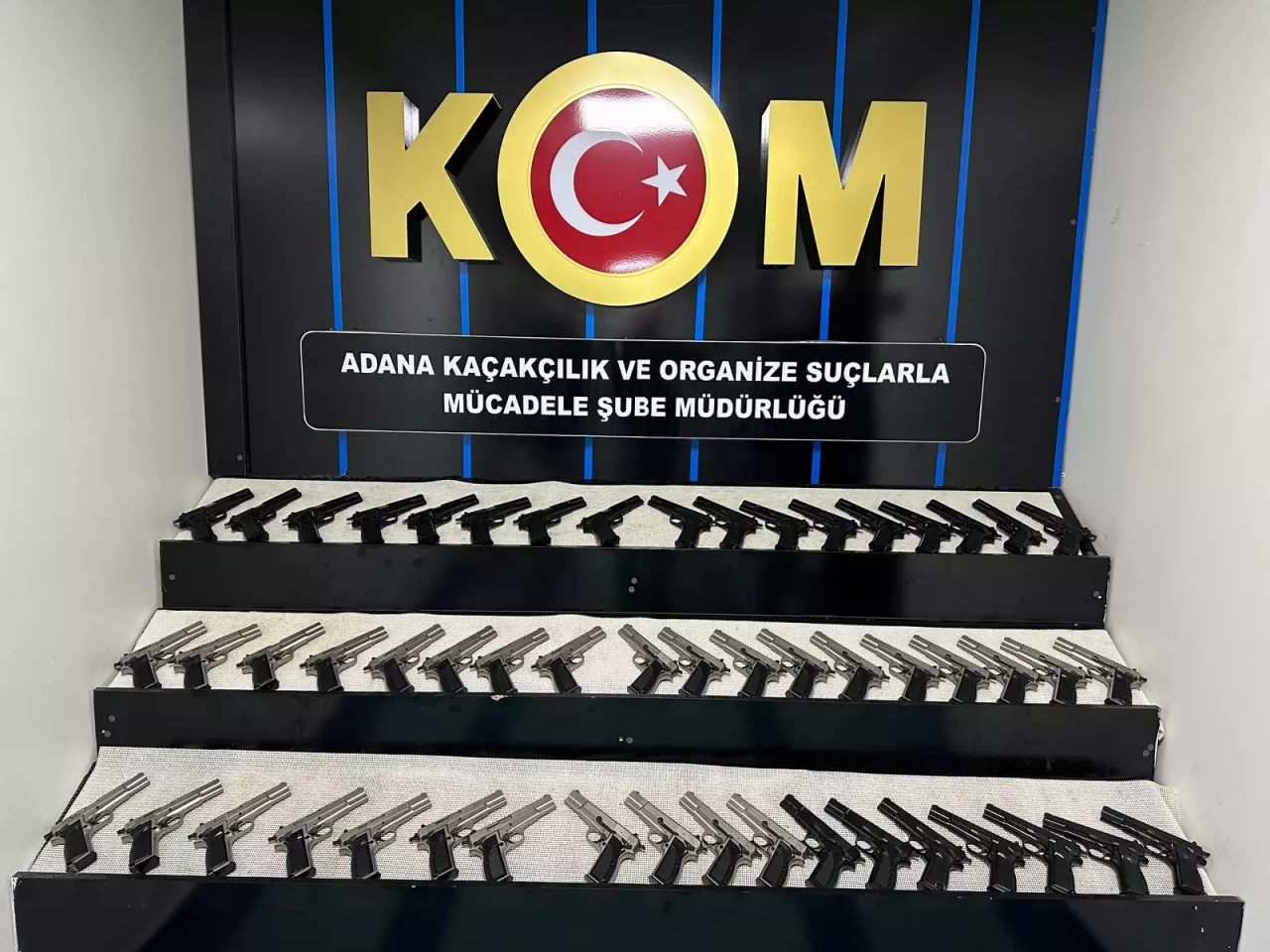 Otomobilin bagajından cephanelik çıktı