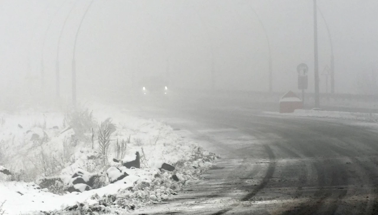 Yolda kalanlar paniğe kapıldı! Kar fırtınası sürücülere zor anlar yaşattı