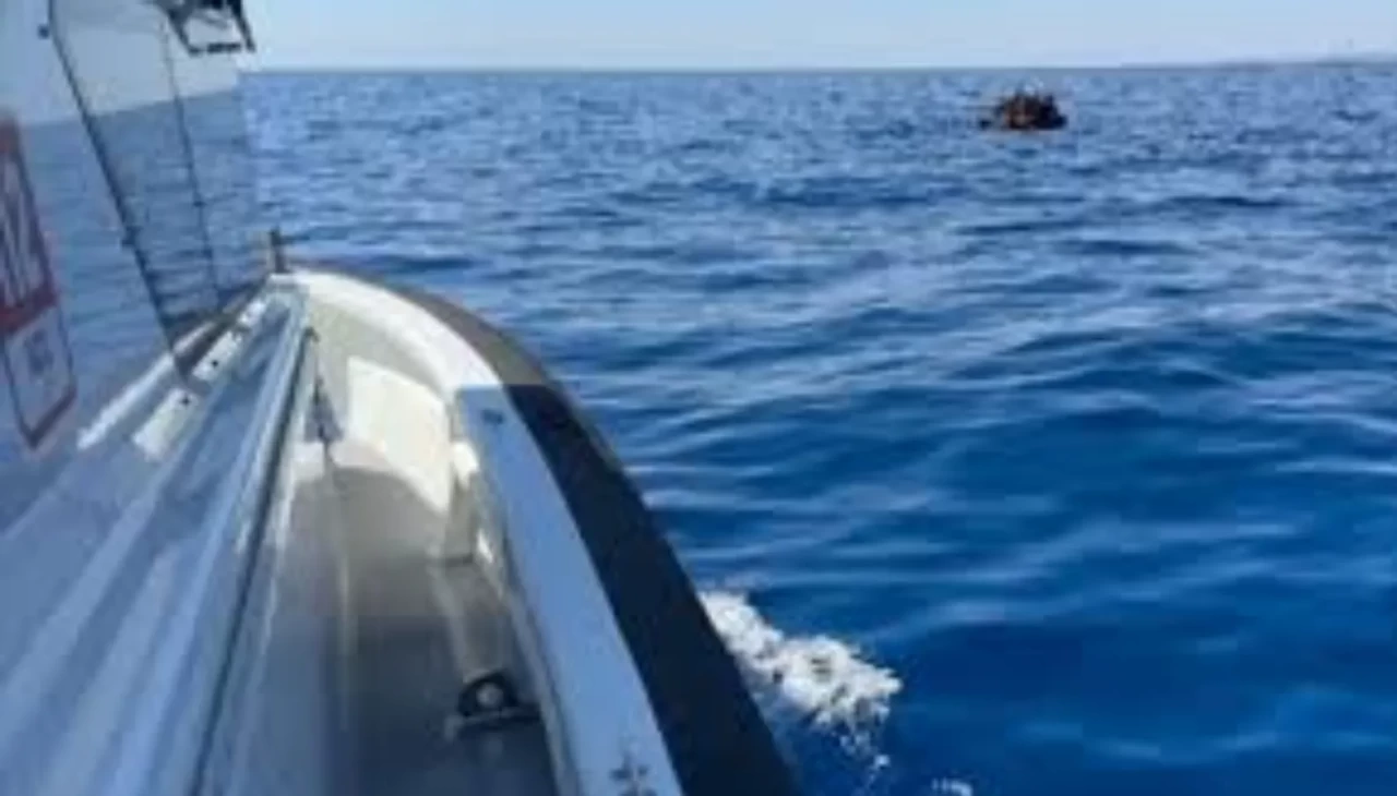 Bodrum açıklarında motoru arızalanan bottaki 31 düzensiz göçmen kurtarıldı