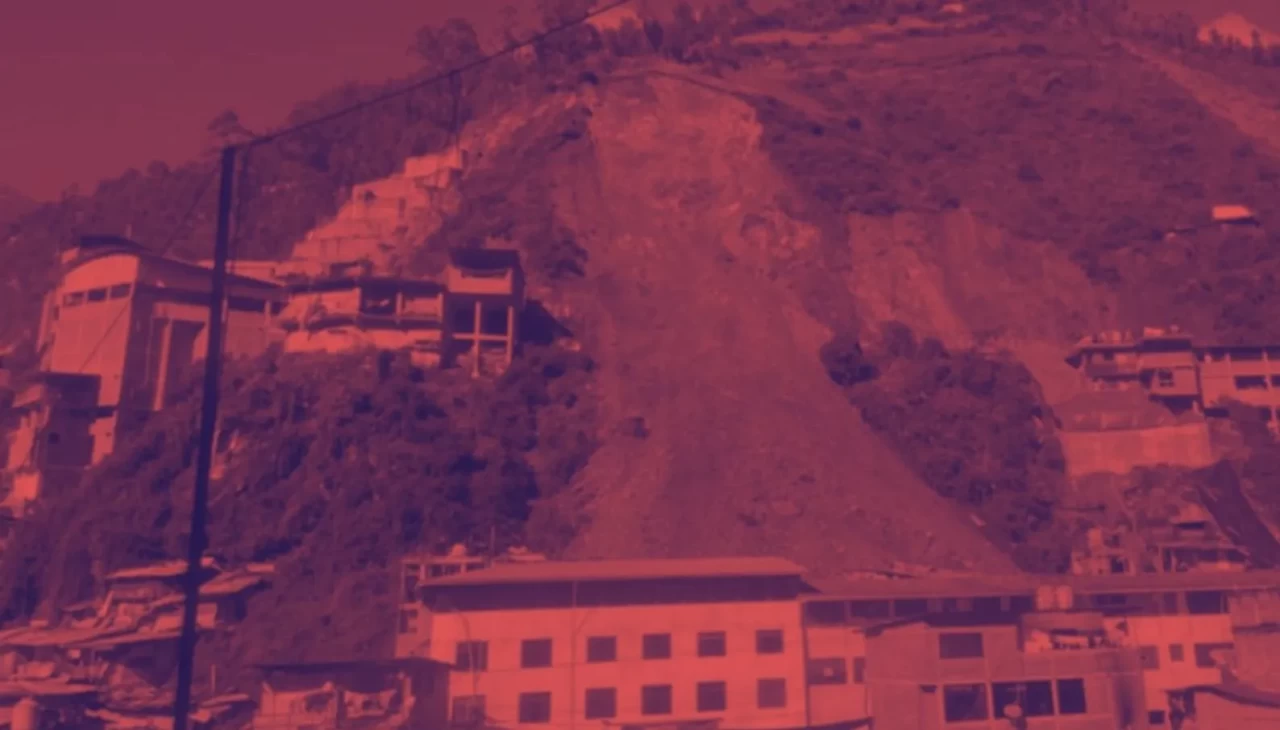 Nehir kıyısında korkunç çöküş! İki yolcu teknesi battı: Çok sayıda ölü ve kayıp