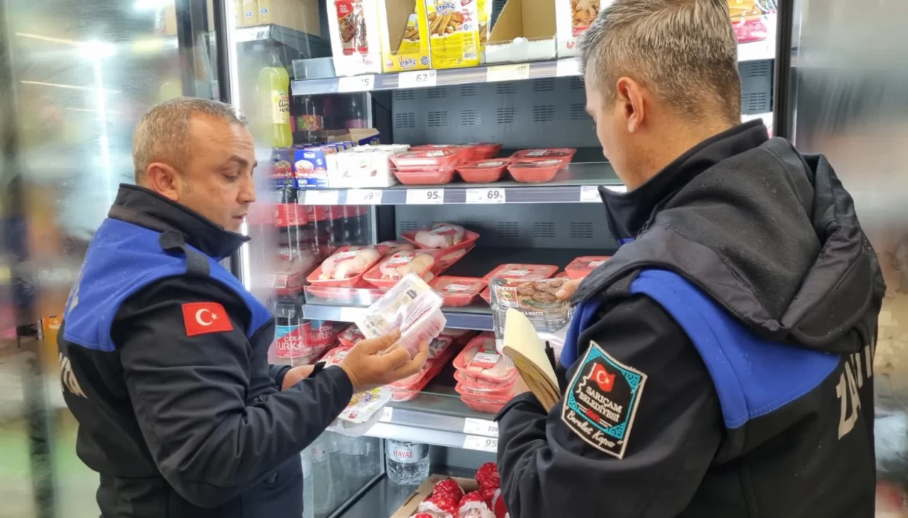 Sarıçam’da kuralsızlığa geçit yok: Sarıçam Belediyesi zabıta ekiplerinden işletmelere sıkı denetim