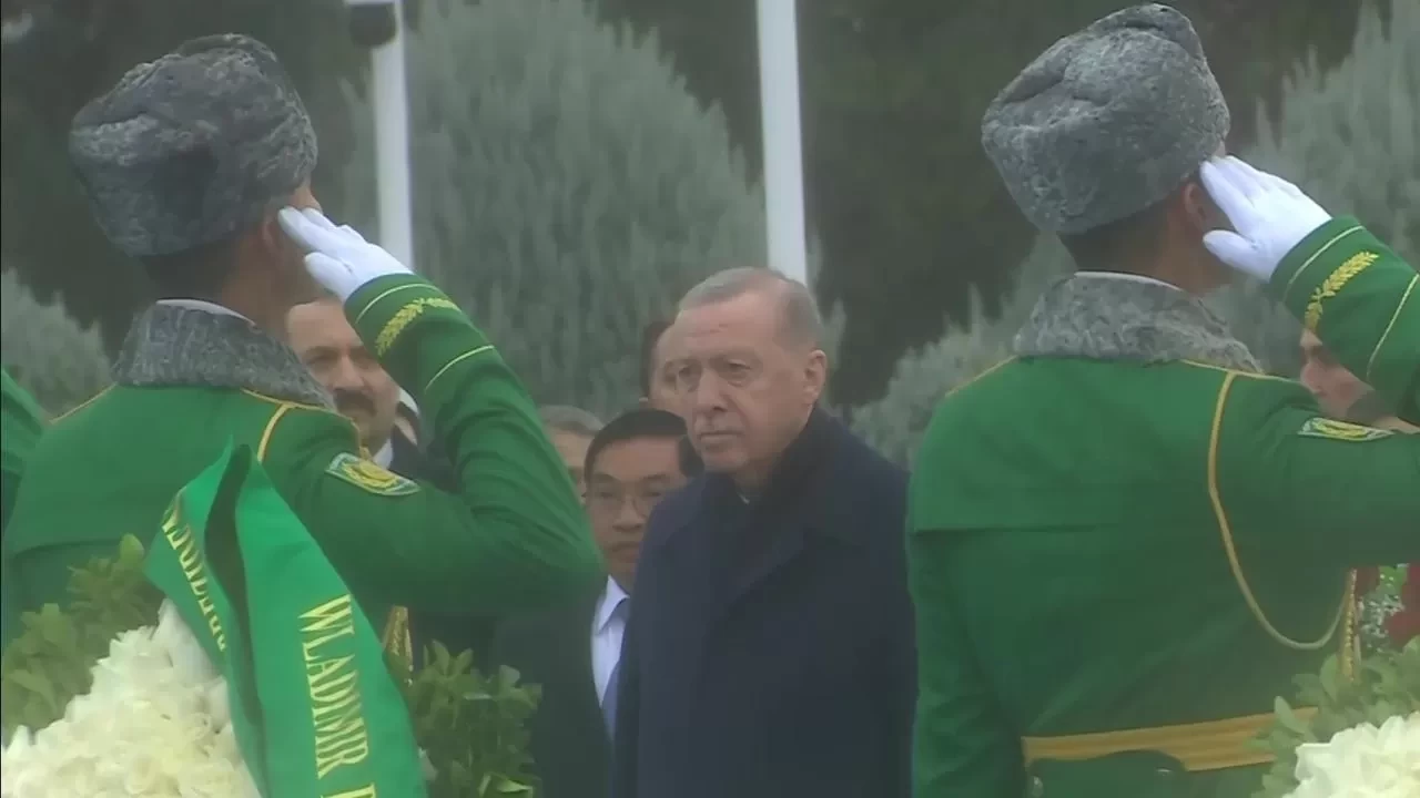 Cumhurbaşkanı Erdoğan Türkmenistan'da Tarafsızlık Anıtı'na çelenk koyma törenine katıldı