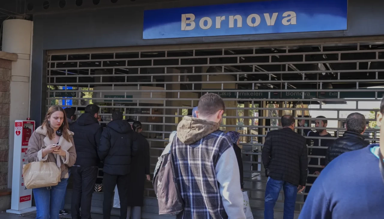 İzmir’de tren raydan çıktı: Metro seferler durdu