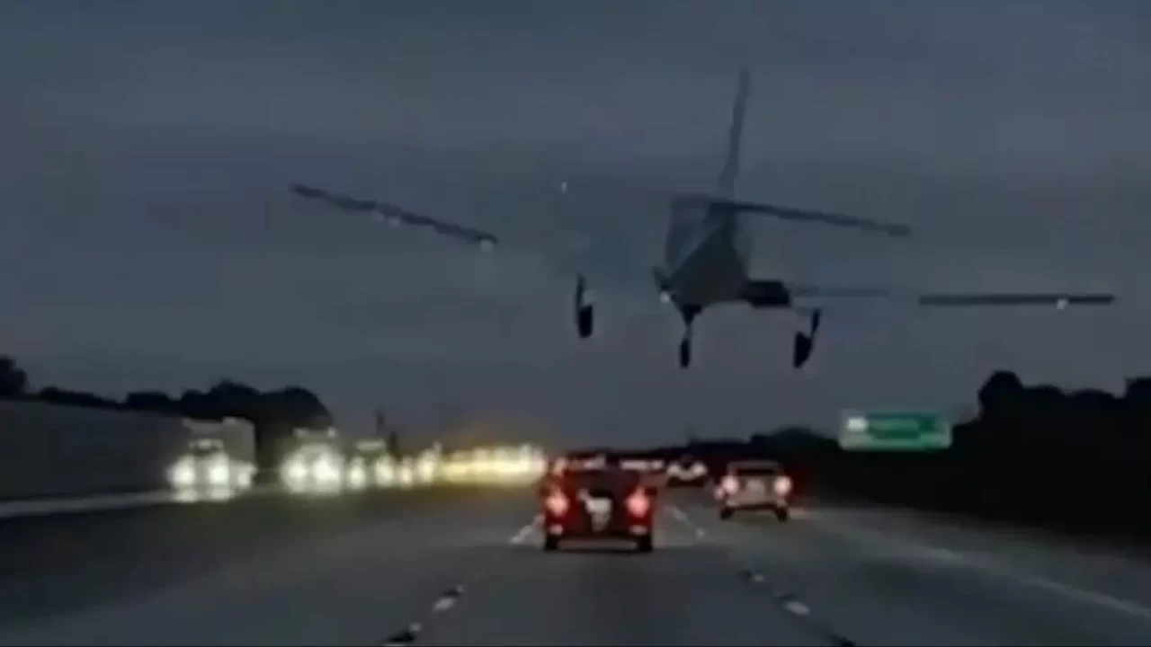 ABD'de uçak, seyir halindeki araca çarptı