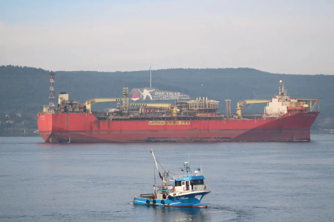 Çanakkale Boğazı'ndan yüzer üretim gemisi 'GRYPHON A' geçti