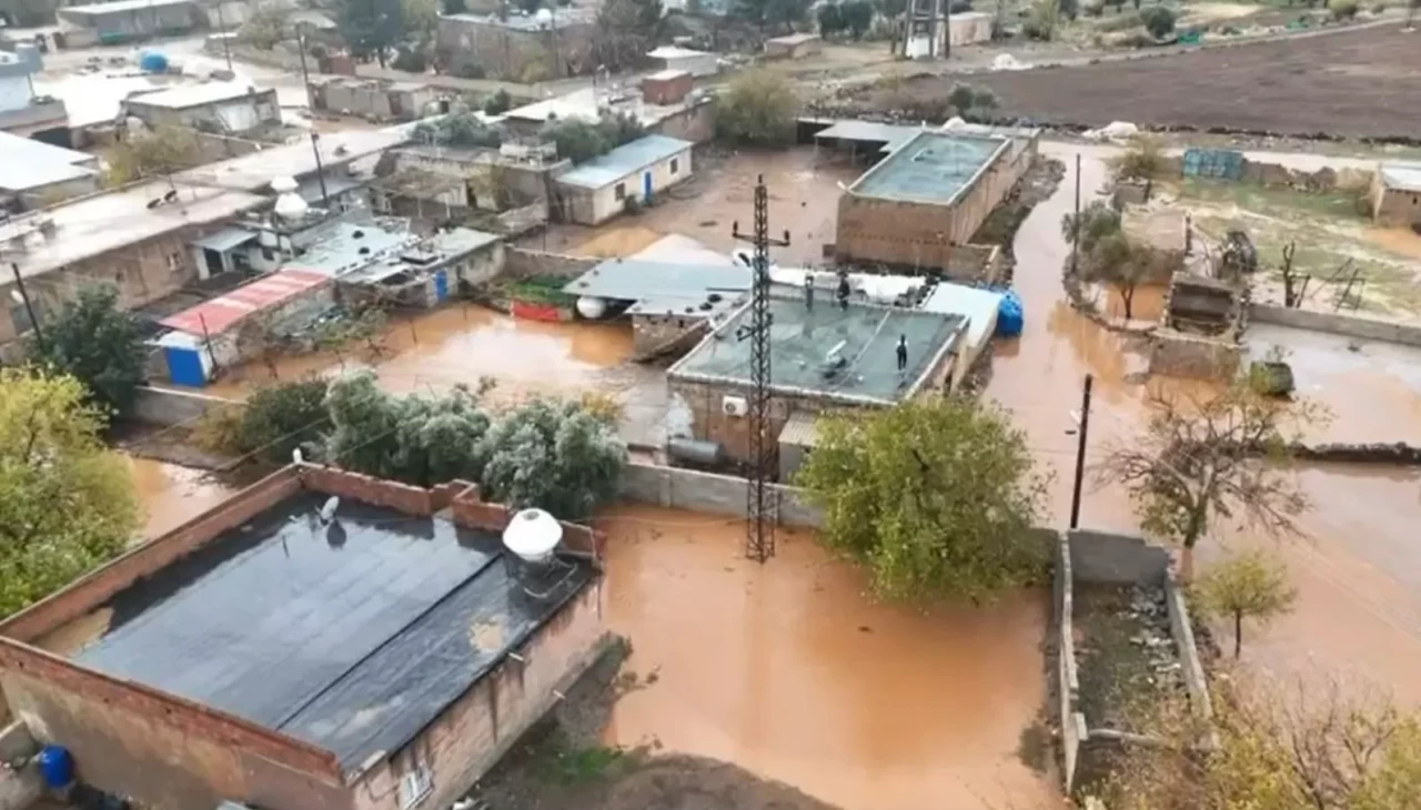 Mardin’de sağanak Demet Mahallesi’ni vurdu: Köy su altında kaldı