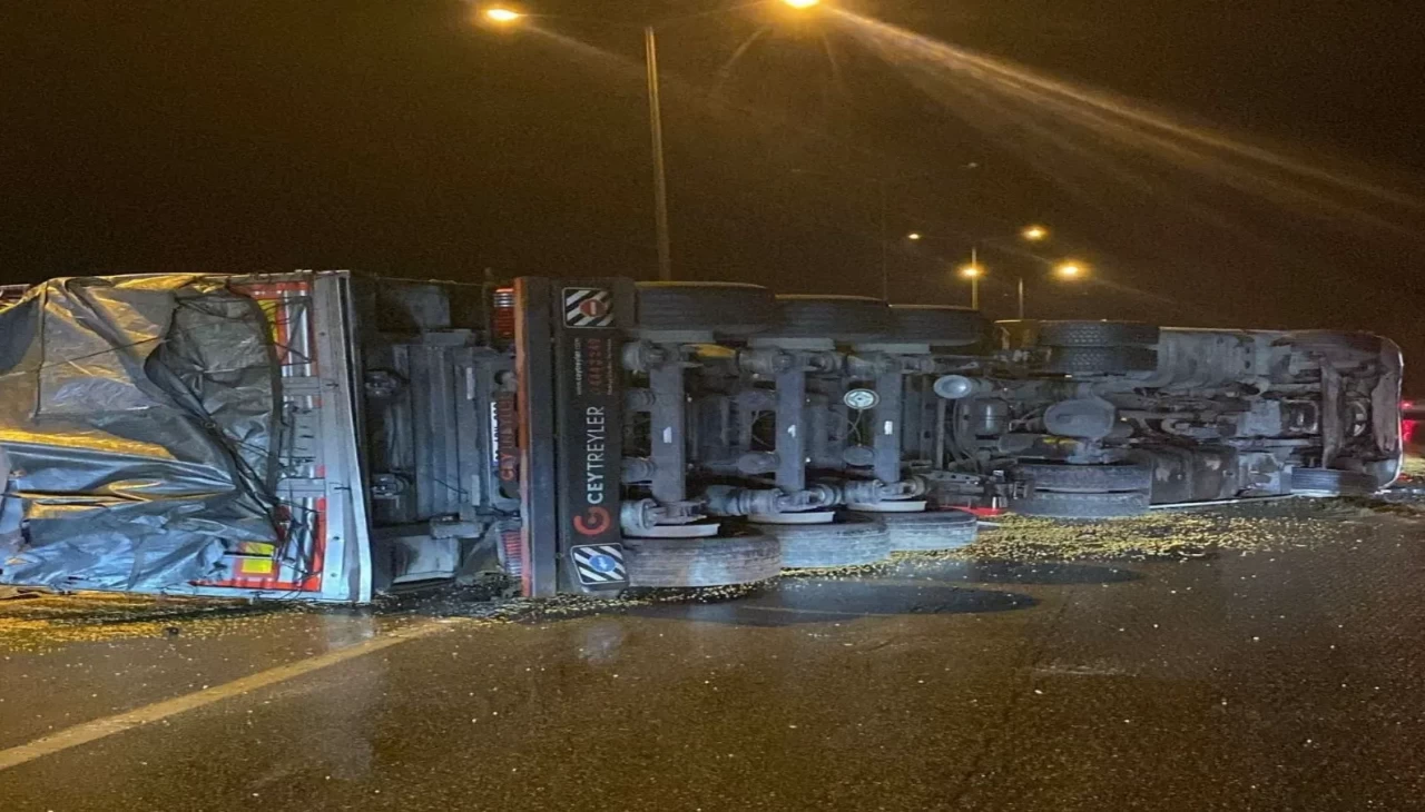 Osmaniye’de mısır yüklü kamyon yan yattı