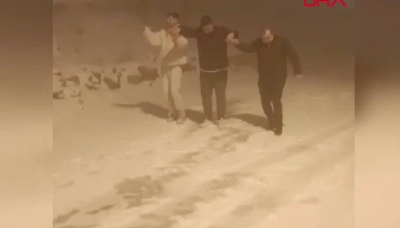 Uludağ’da kar sevincini horonla kutladılar