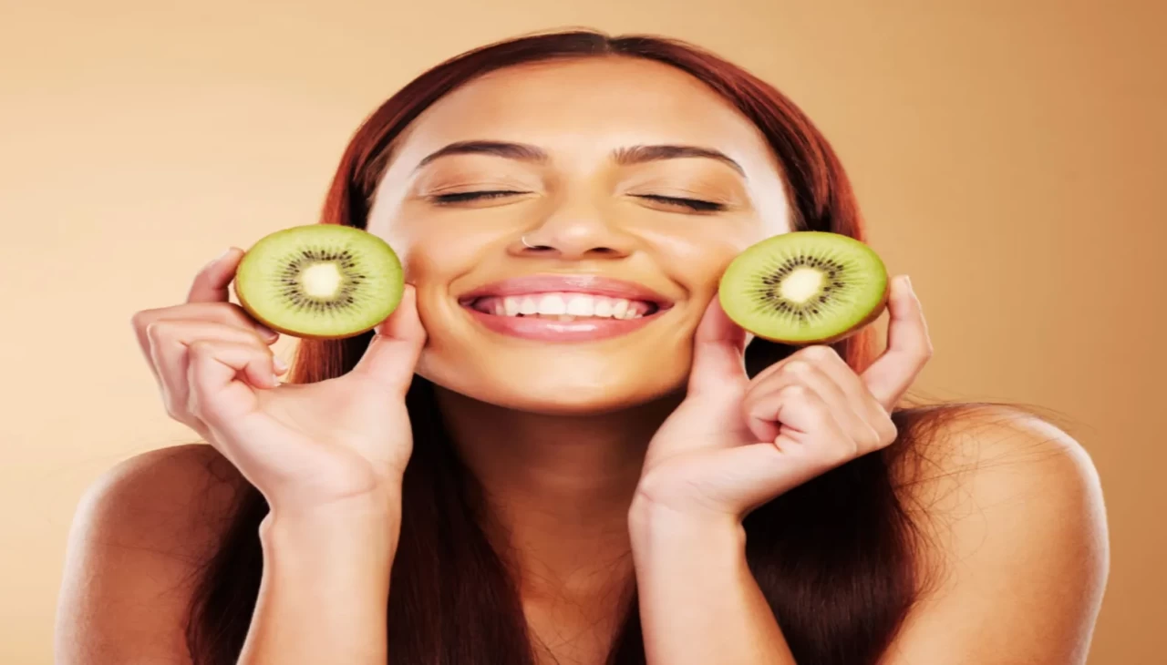 Kivi kabuğu peelingi! Cilt tonunu doğal yoldan eşitlemenin en pratik hali