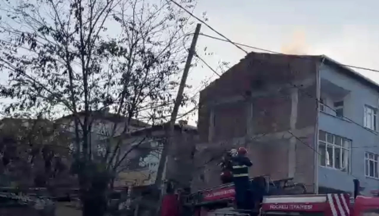 Darıca’da 3 katlı binanın çatısı yandı: Dumandan etkilenen baba ve oğul hastaneye kaldırıldı