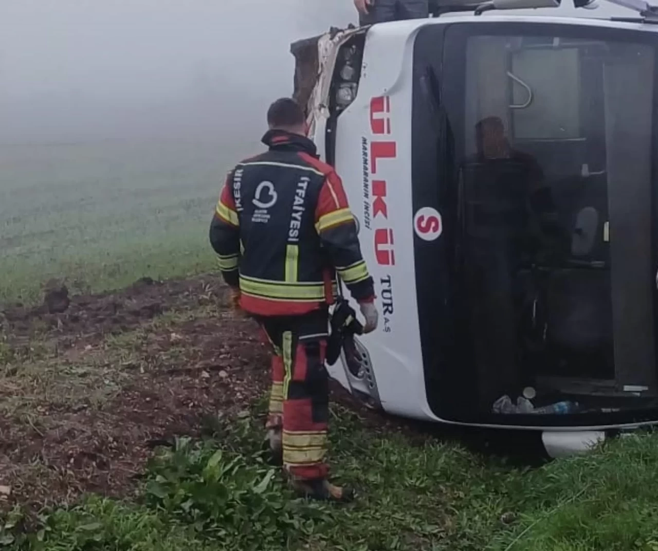 Balıkesir’de öğrenci servisi devrildi: Yaralılar var