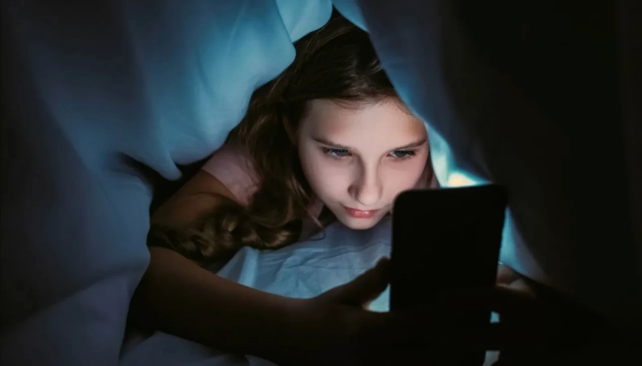 Günde 5 saat telefon obeziteye davetiye çıkarıyor! Uzmanlardan korkutan uyarı