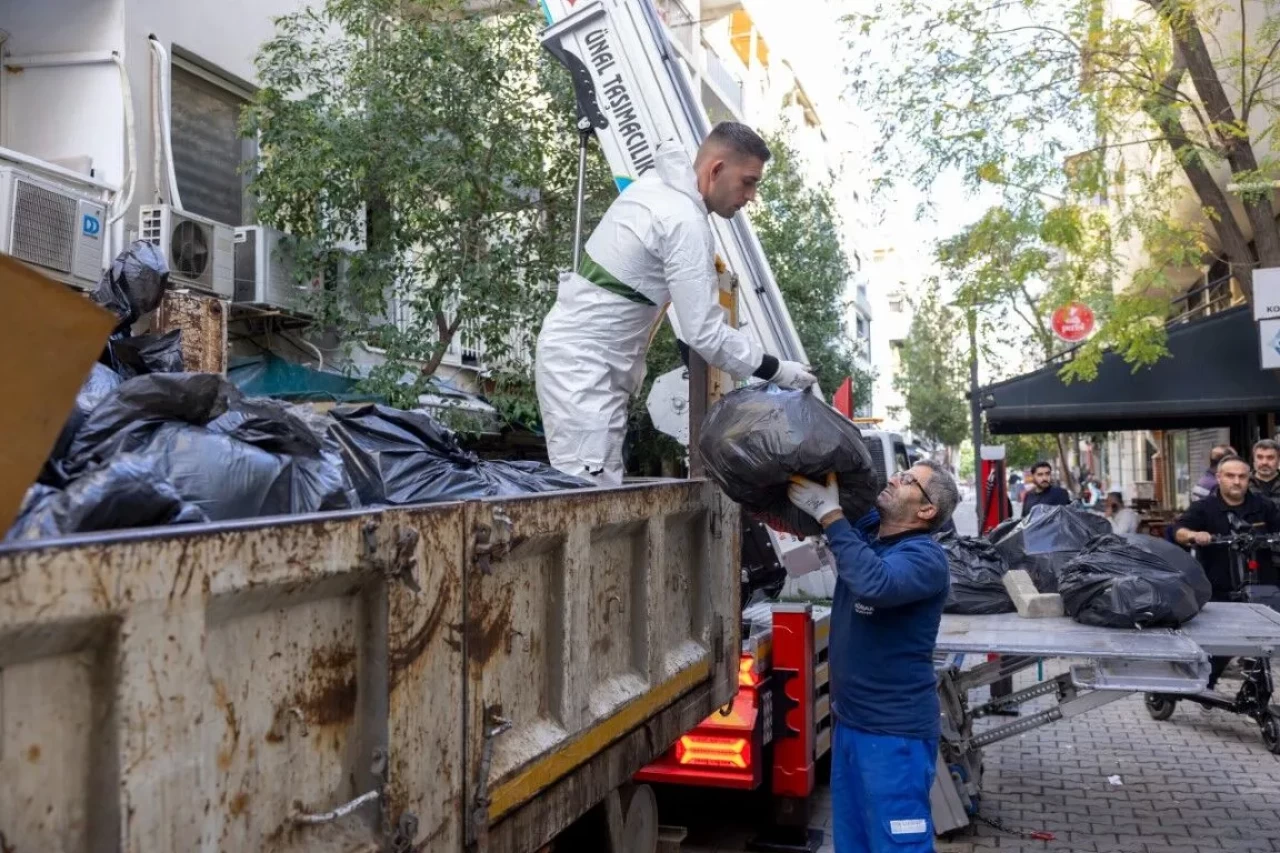 Kötü koku şikayeti büyük gerçeği ortaya çıkardı: Evden 4 kamyon çöp çıktı!