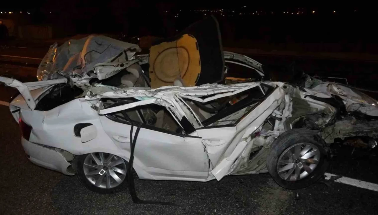 Kilis’te park halindeki tıra çarptı: Otomobil hurdaya döndü