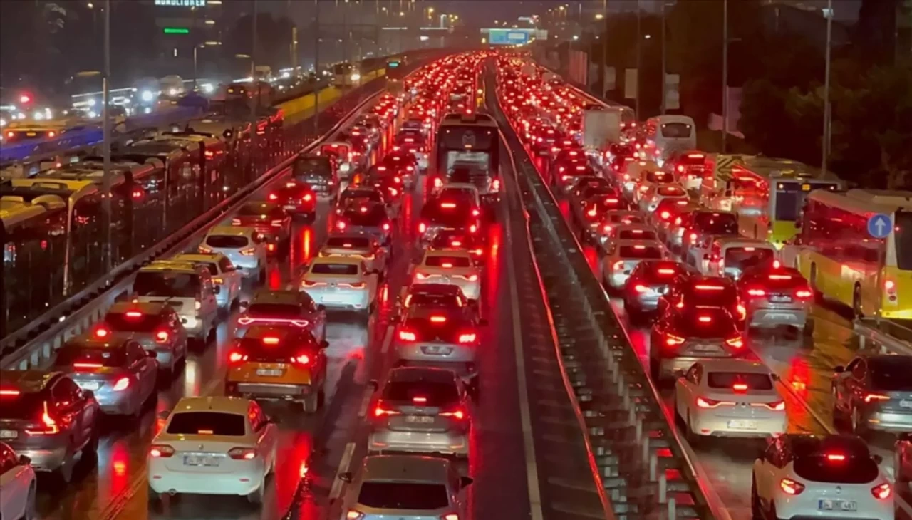 İstanbul’da son mesai günü trafik kilitledi! Uzun araç kuyrukları oluştu