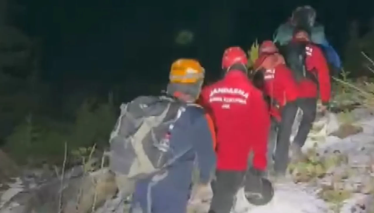 Adana'da dağda mahsur kalan 3 arkadaş kurtarıldı