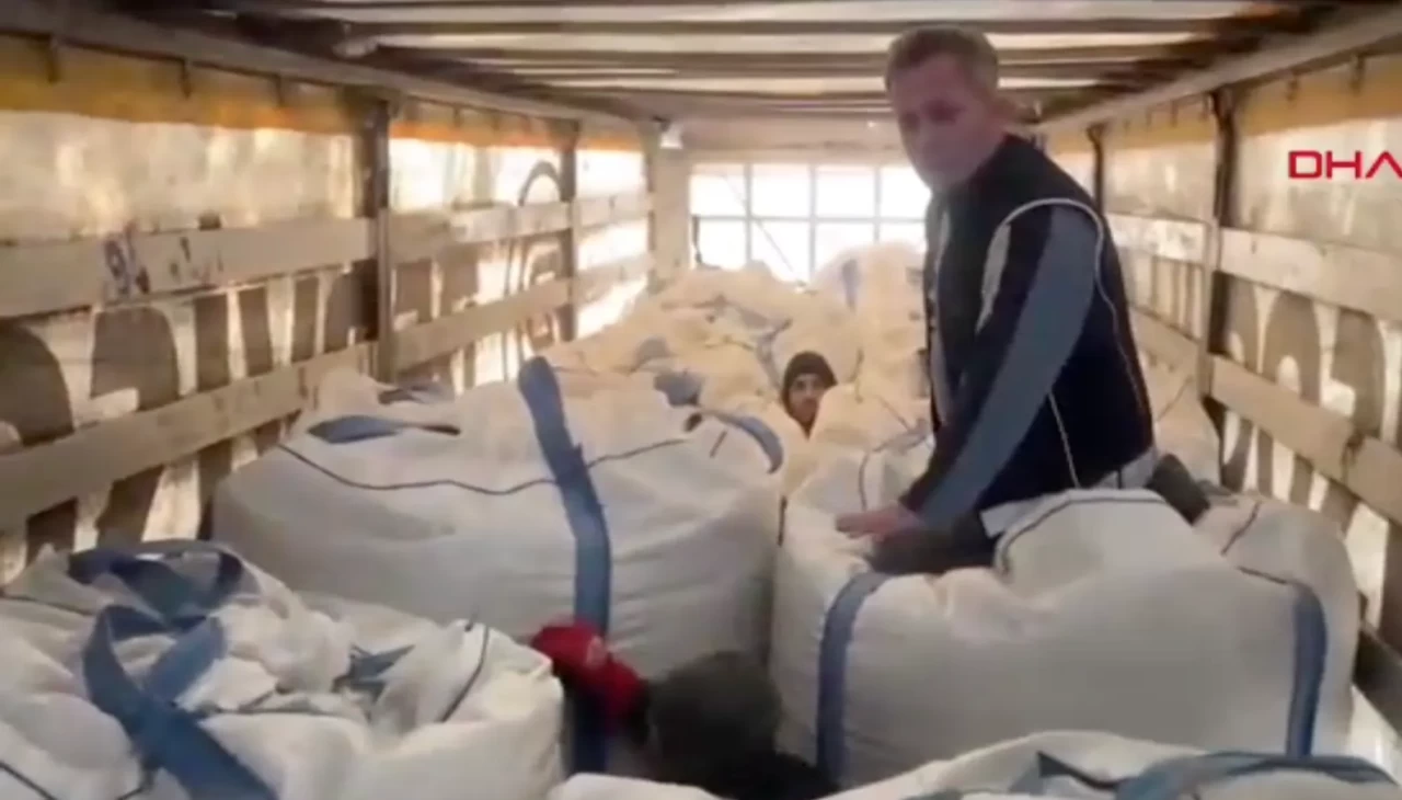 Amasya’da plastik yüklü TIR’dan 13 kaçak göçmen çıktı