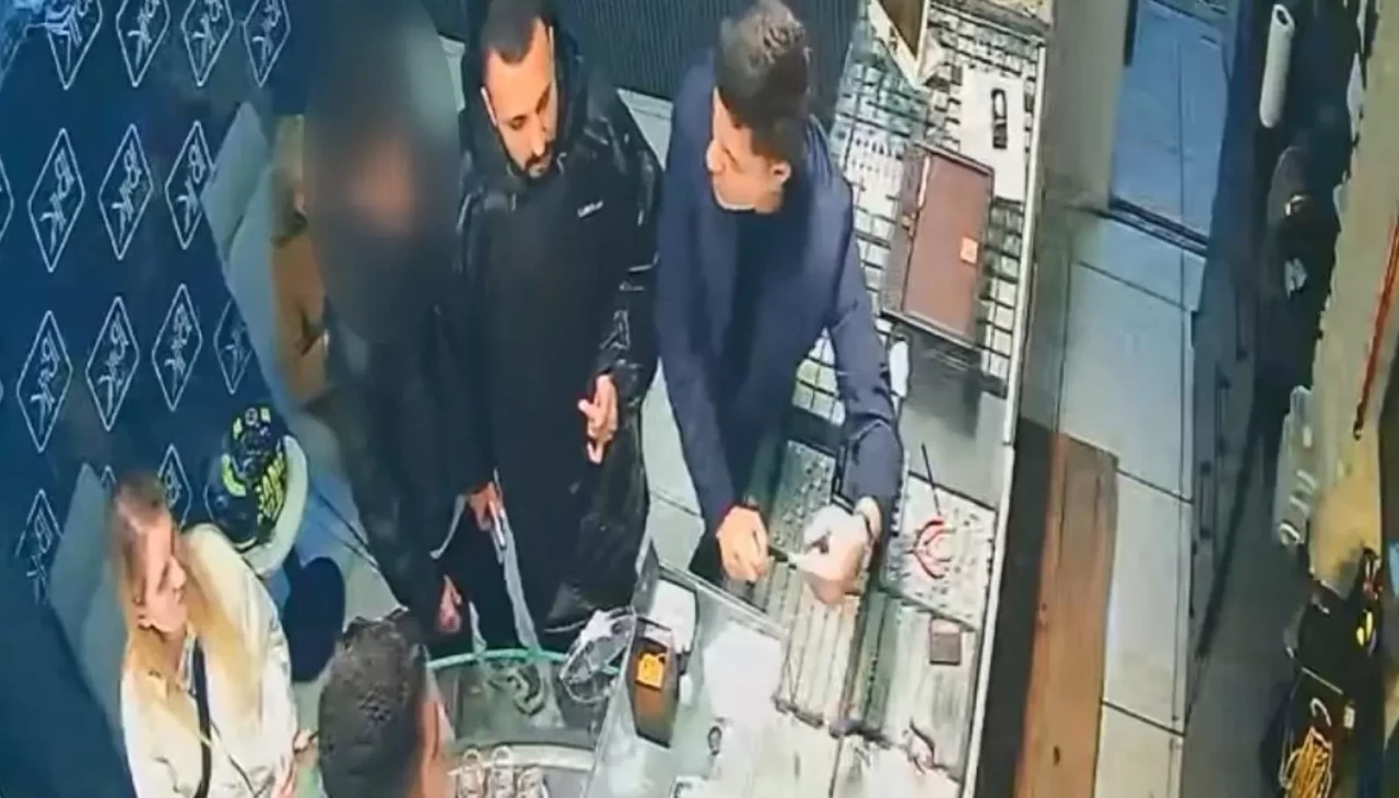 Eşinin altınlarını çalıp kumar borcu için bozdurdu; kuaförde yakalandı!