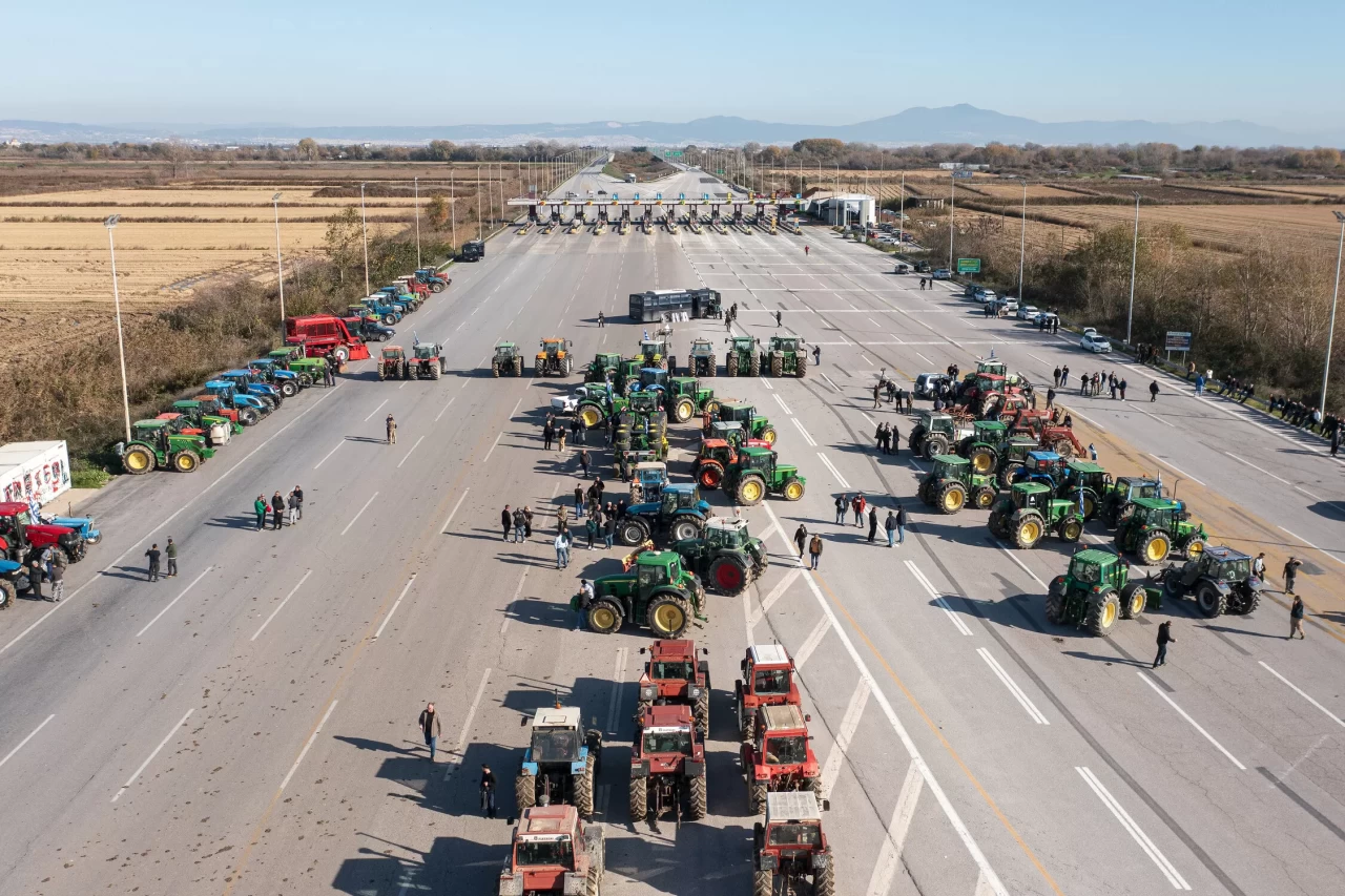 Yunan çiftçilerden geniş çaplı protesto: Atina–Selanik otoyolu trafiğe kapatıldı