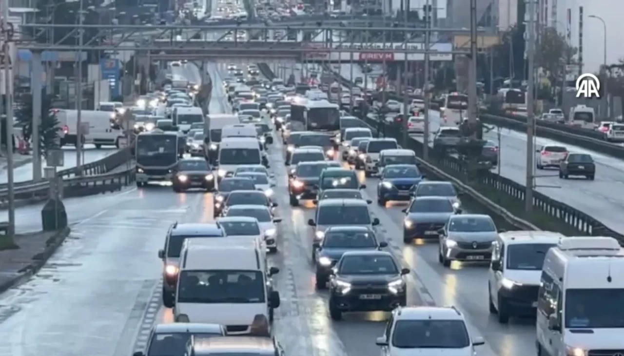 İstanbul’da trafik felç! Yağmurla birlikte hayat durdu, yoğunluk yüzde 90’a dayandı!