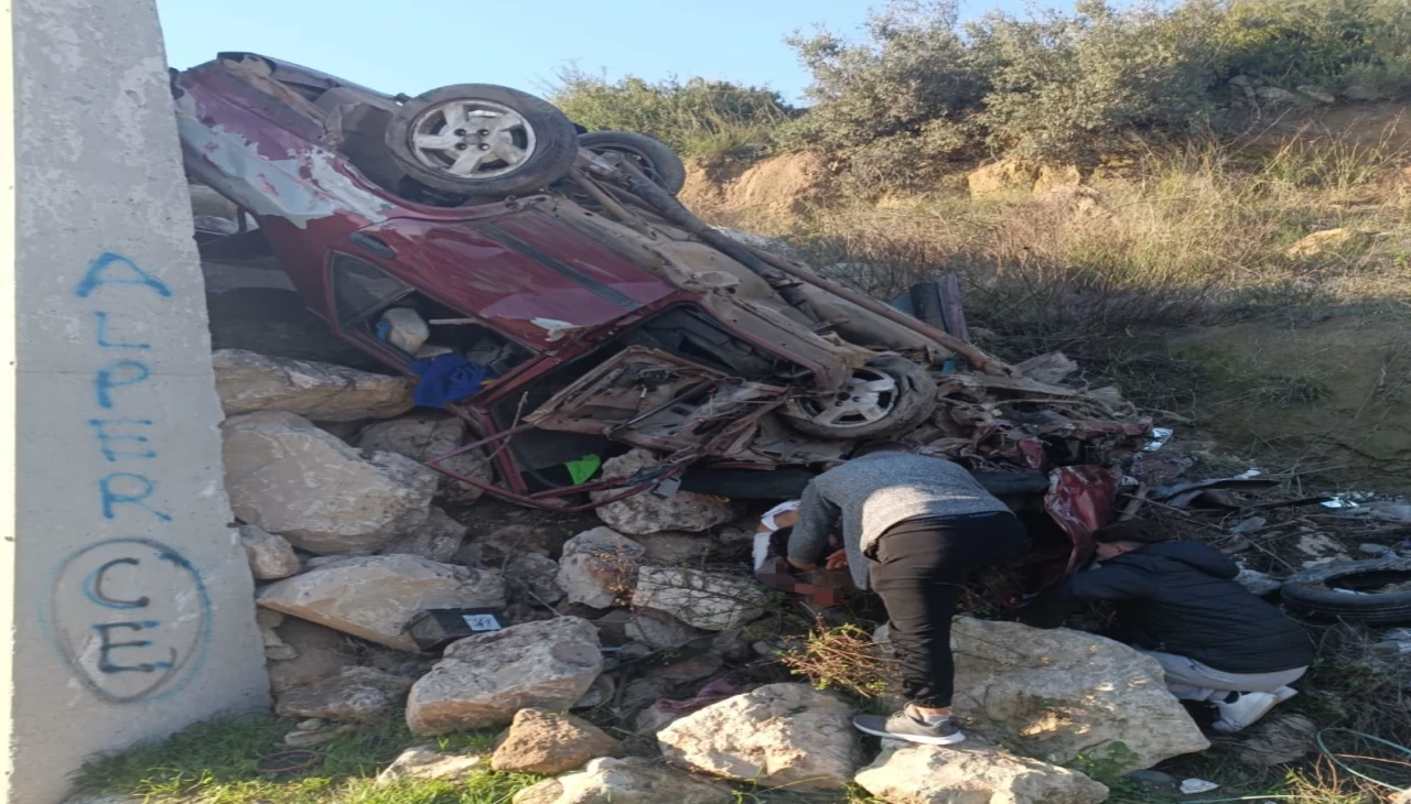 Antalya'nın Aksu ilçesinde otomobil şarampole yuvarlandı