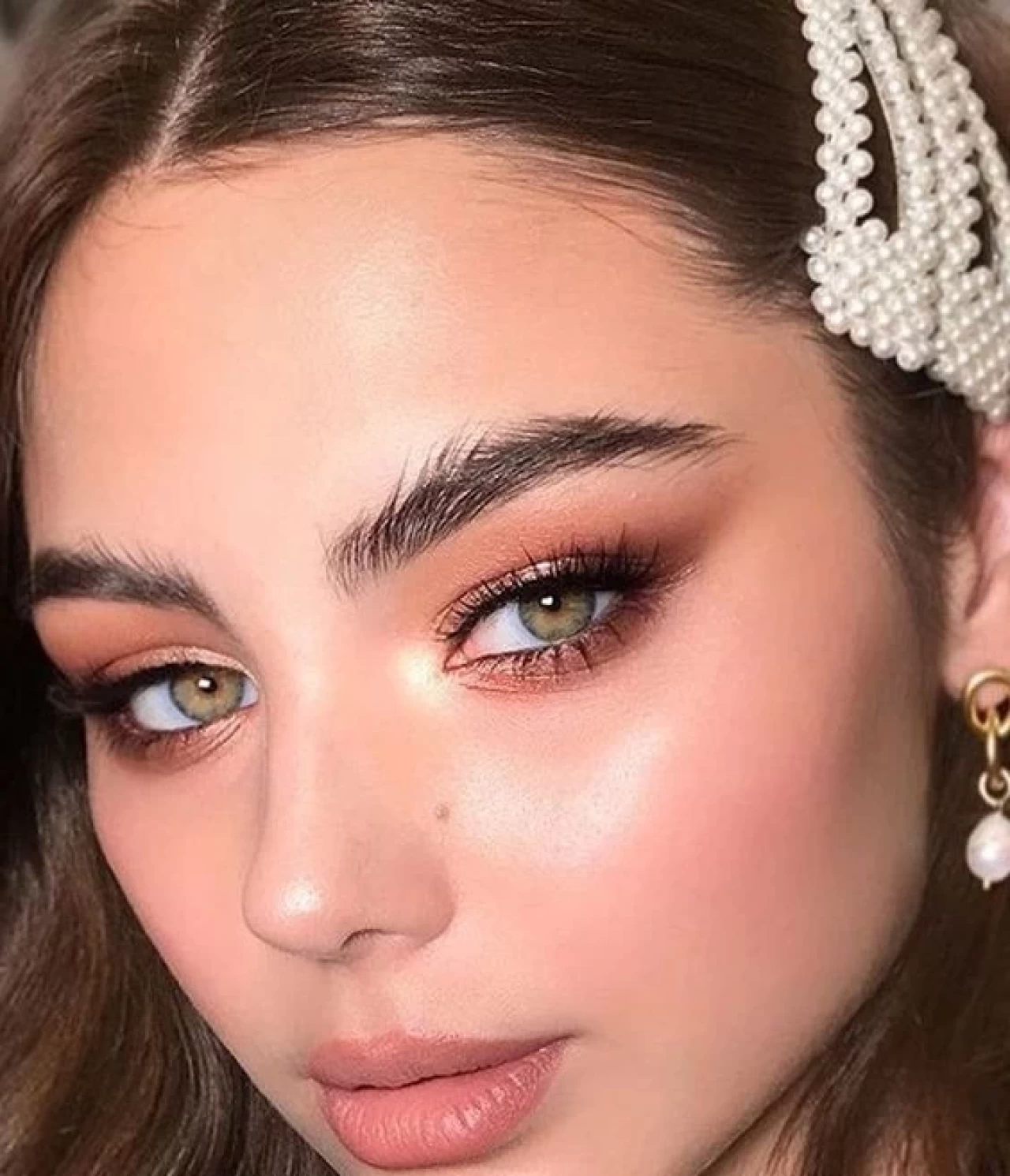 Ela göz rengine sahip olanlar nasıl makyaj yapmalı?