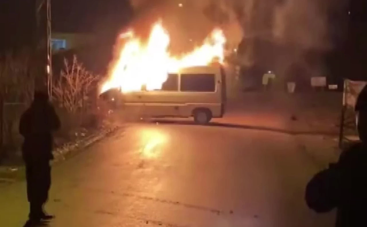 Amasya'da seyir halindeki minibüs alev alev yandı