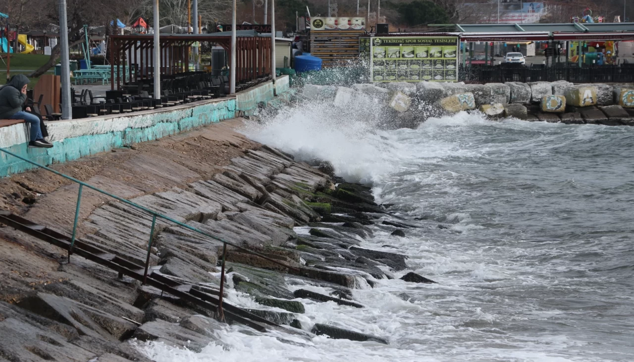 Tekirdağ'da poyraz rüzgarının etkisiyle deniz ulaşımı aksıyor