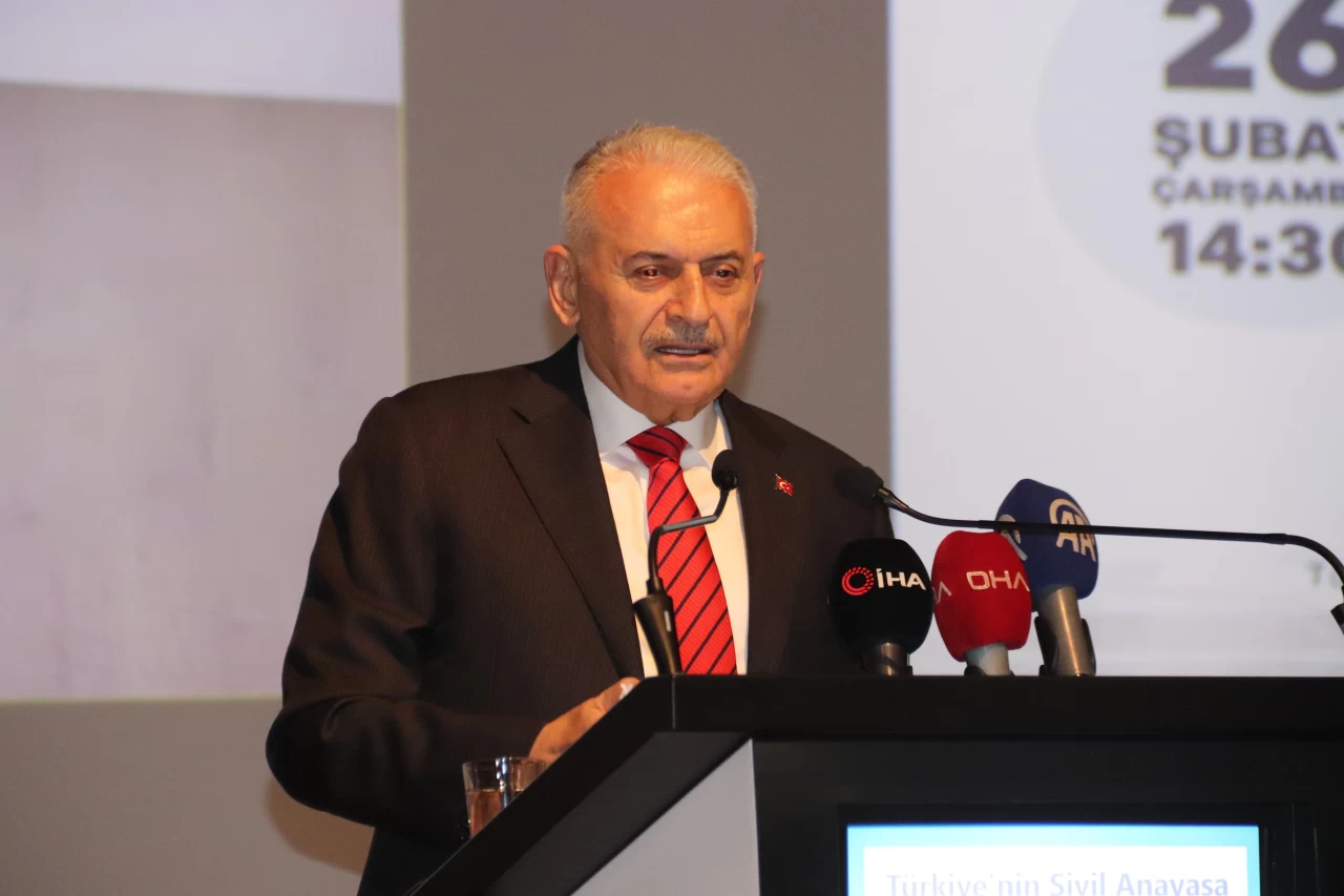 Binali Yıldırım'dan sivil anayasa vurgusu: Cumhurbaşkanı Erdoğan'ın adaylığı için yol açılmalı