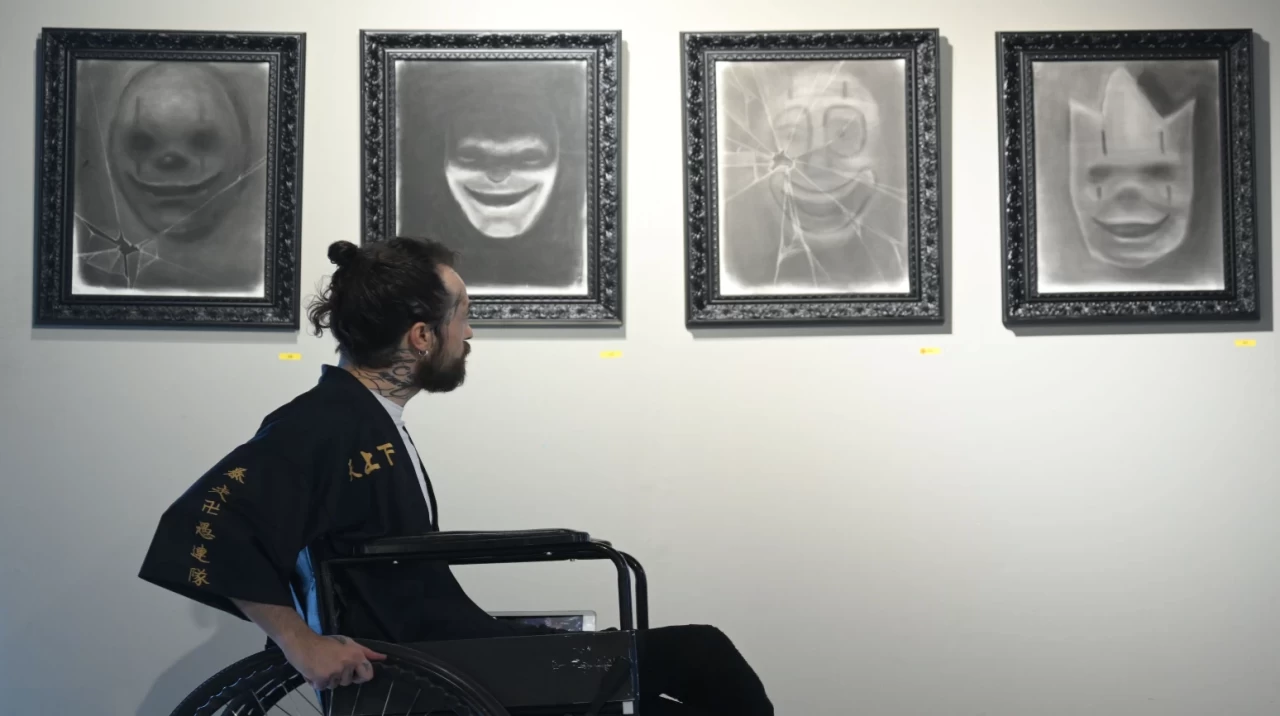 Tekerlekli sandalyesiyle sanata tutunan ressamın ilham veren hikayesi