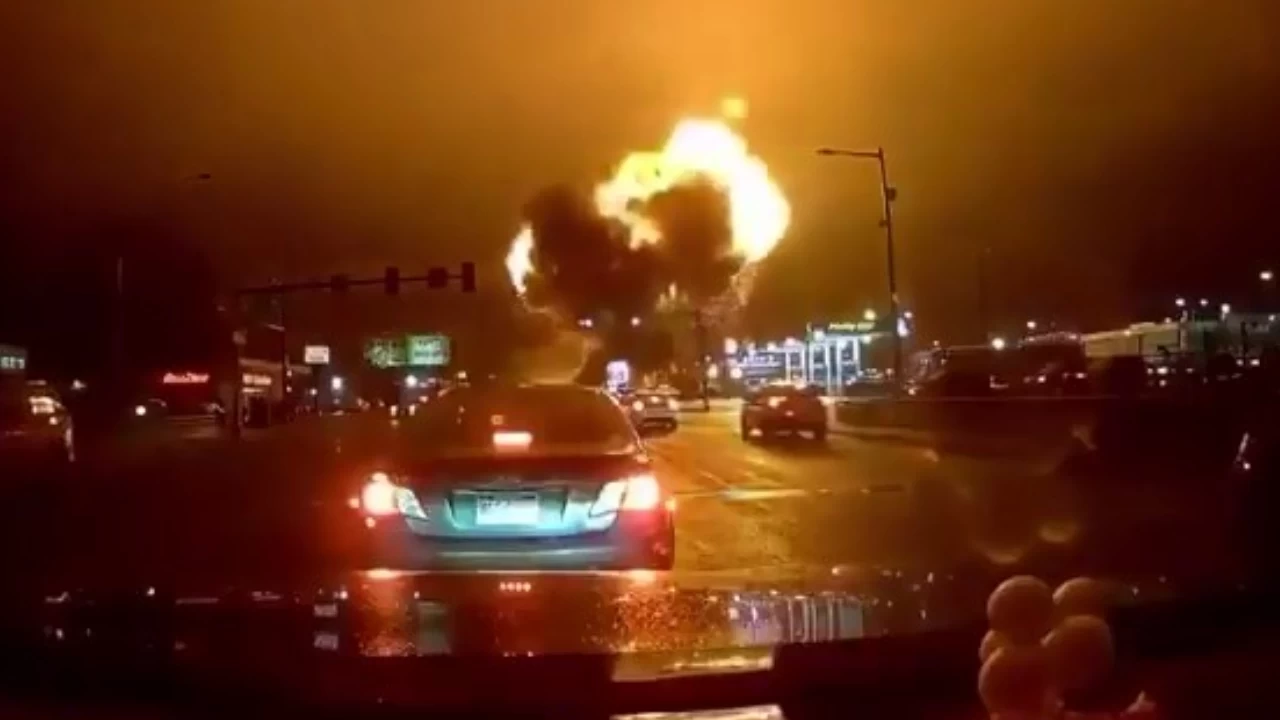 ABD'de ikinci uçak kazası; Jet, yerleşim yerine düştü