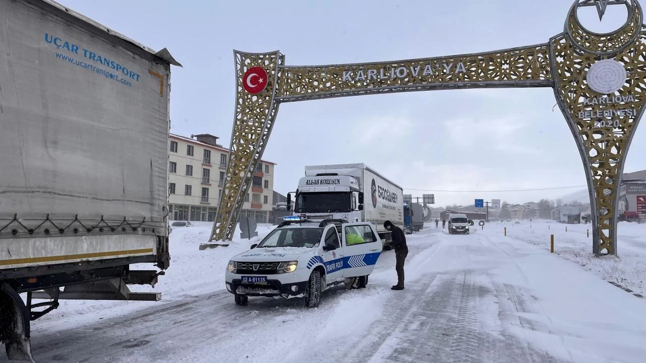 Kar ve tipi nedeniyle kapatılan Bingöl-Erzurum kara yolu yeniden trafiğe açıldı