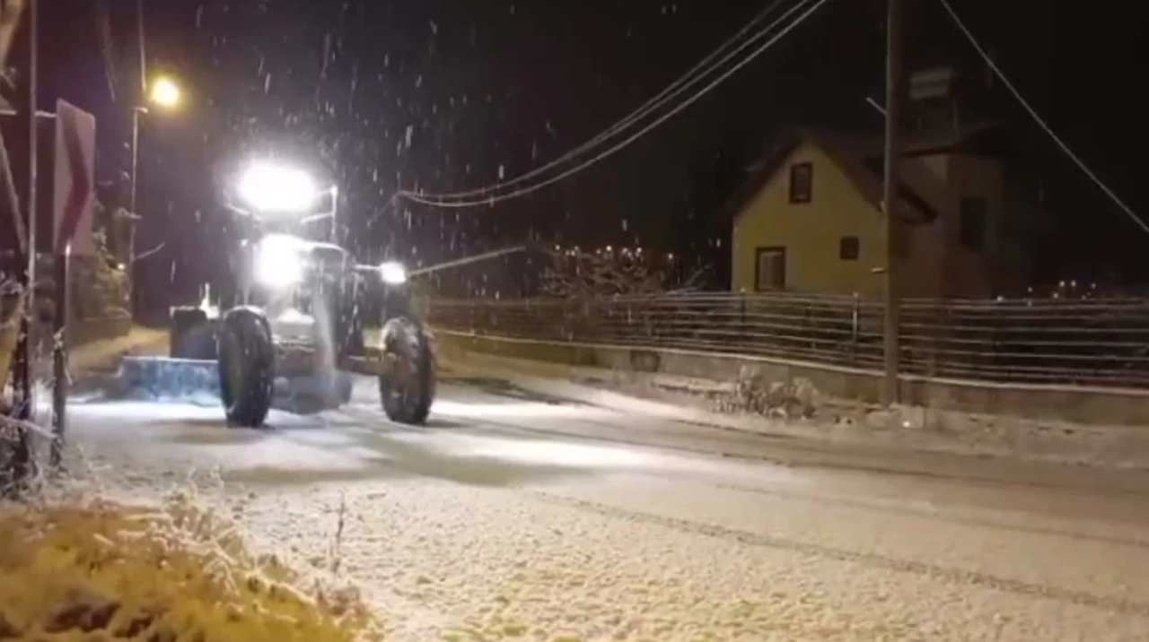 Mersin ve Adana'da yüksek kesimlerde karla kaplanan yollar açılıyor