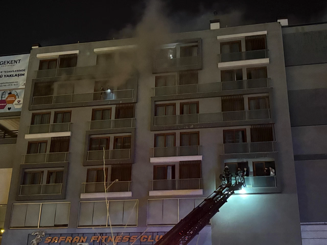 Denizli'de 7 katlı binada yangın! Çalışmalar sürüyor