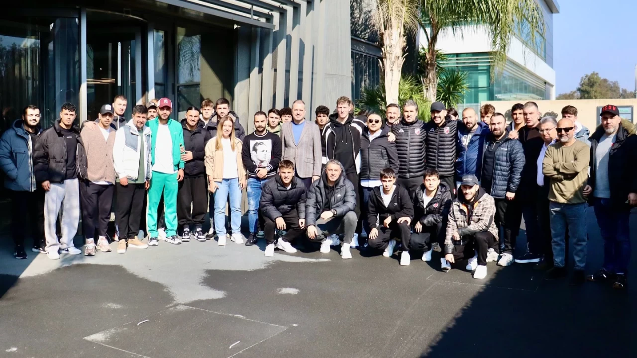 Karşıyaka'da boykot krizi son buldu: Başkan Ergüllü, futbolcularla bir araya geldi