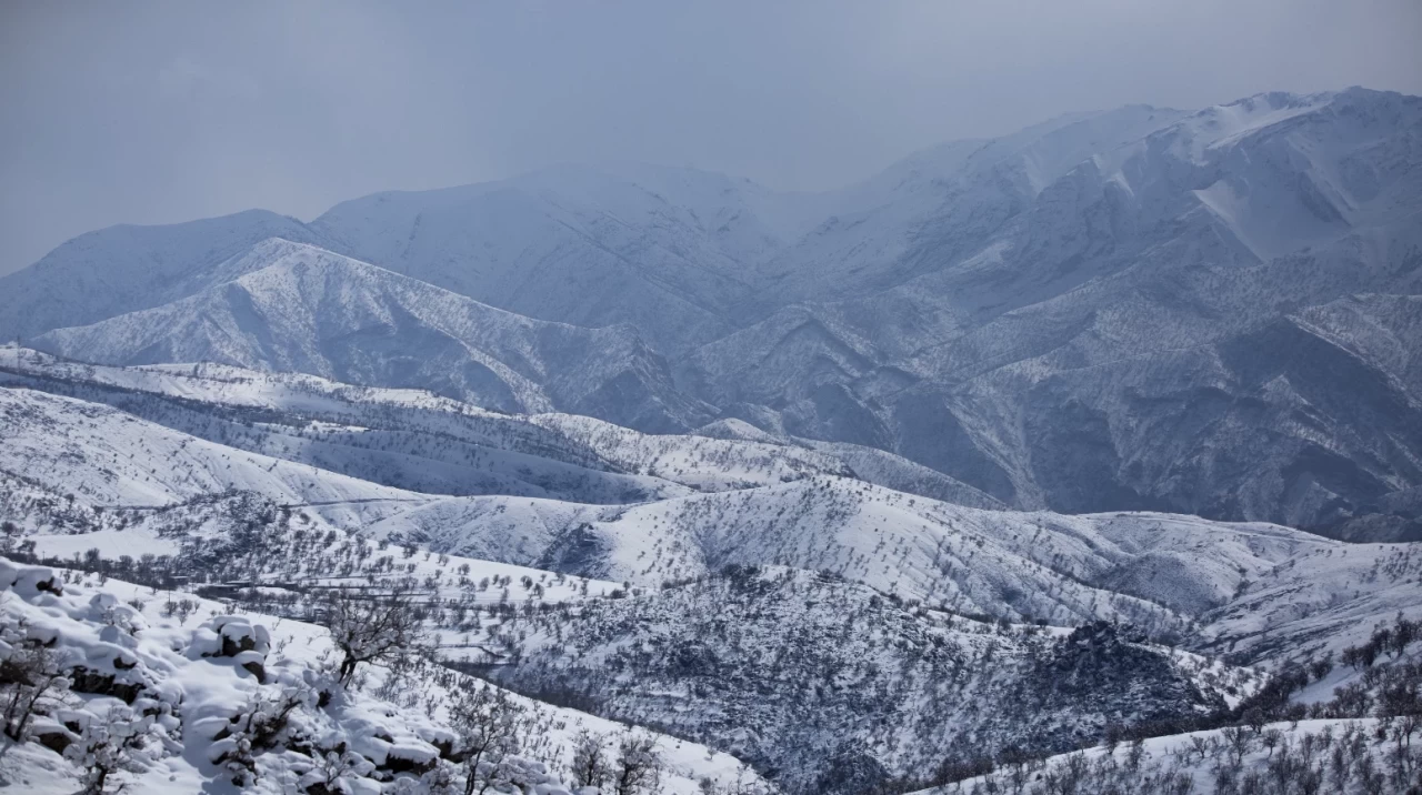 Irak'ın kuzeyindeki Süleymaniye'de beyaza bürünmüş manzara