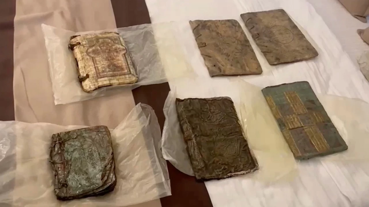 Mersin'de 6 el yazması kitap ele geçirildi