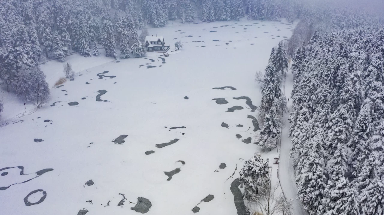 Gölcük Tabiat Parkı'nda karlar altında gizlenen güzellik havadan görüntülendi