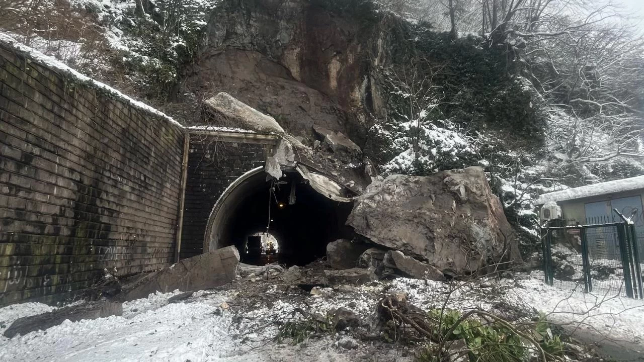 Karadeniz Sahil Yolu'nda heyelan