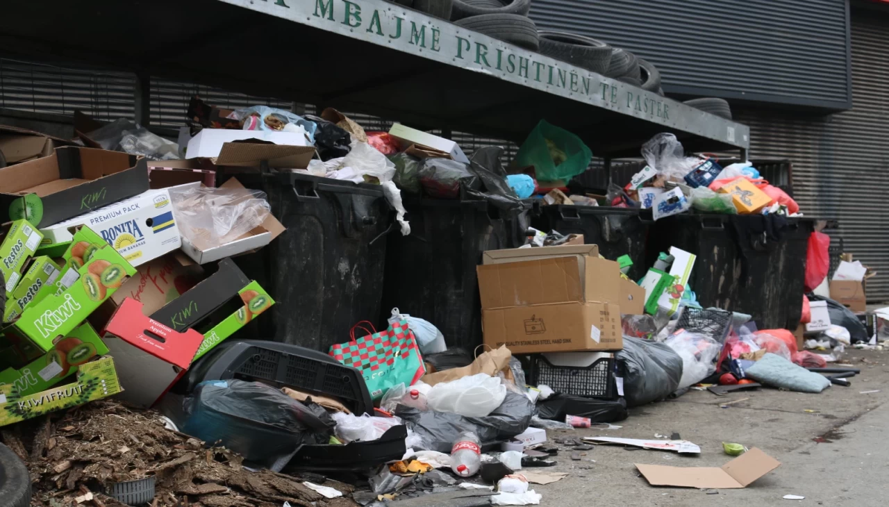 Kosova’nın başkenti Priştine’de “çöp” nedeniyle olağanüstü hal ilan edildi