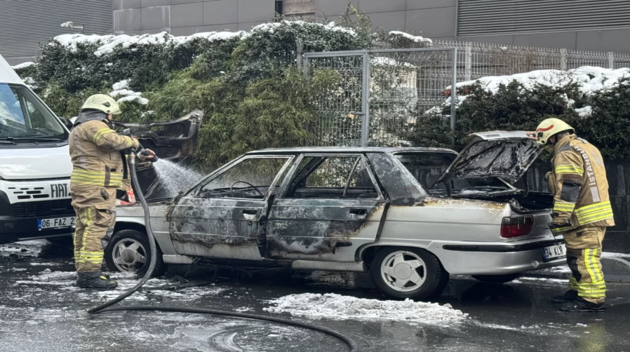 Şişli'de park halindeki otomobil birden alev aldı!