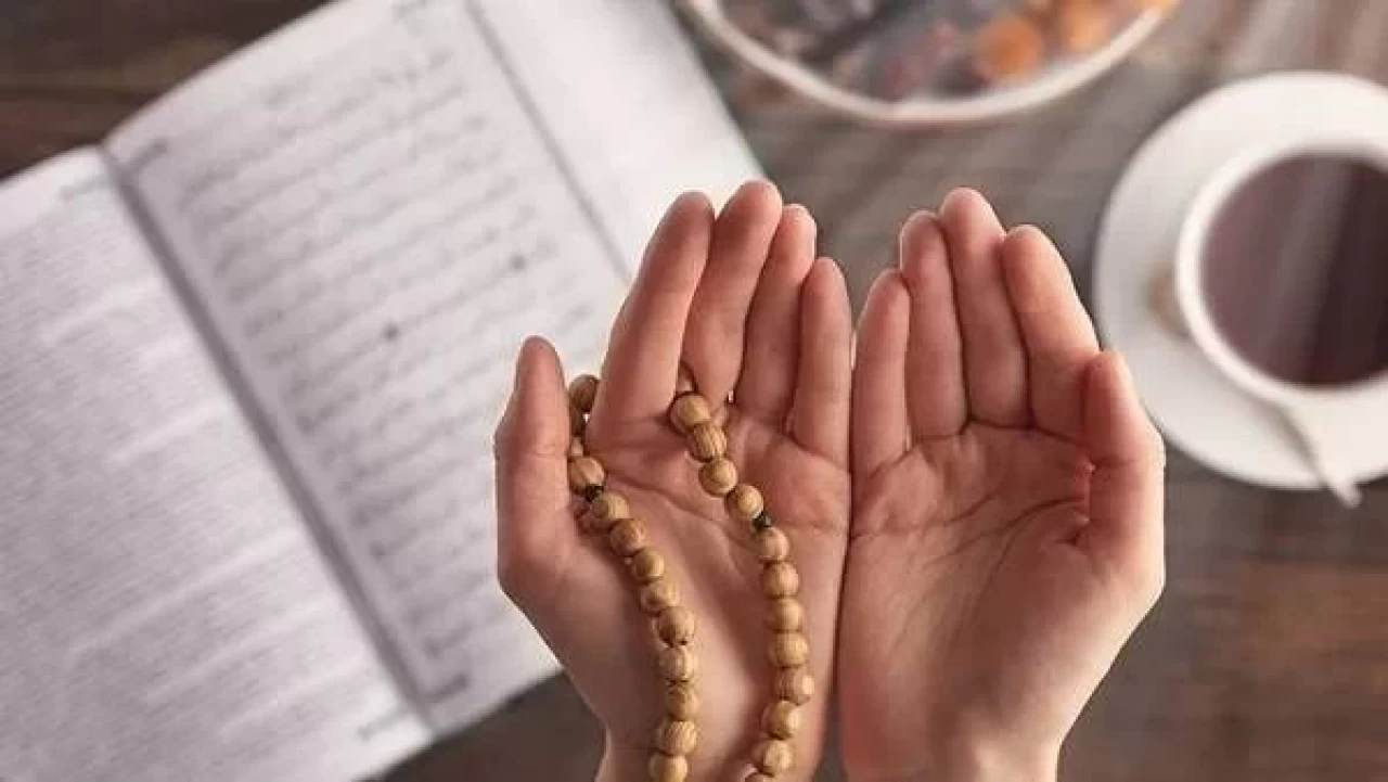 "Lâ İlâhe İllallâhül Melikül Hakkul Mübîn" Zikri: Anlamı, Fazileti ve Faydaları