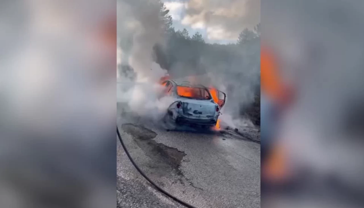 Karabük'te seyir halindeki otomobil yanarak kül oldu