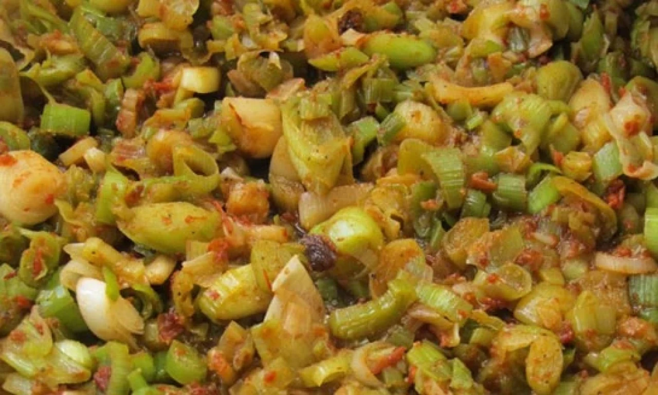 Yumurtalı pırasa tarifi! Yumurtalı pırasa malzemeleri...